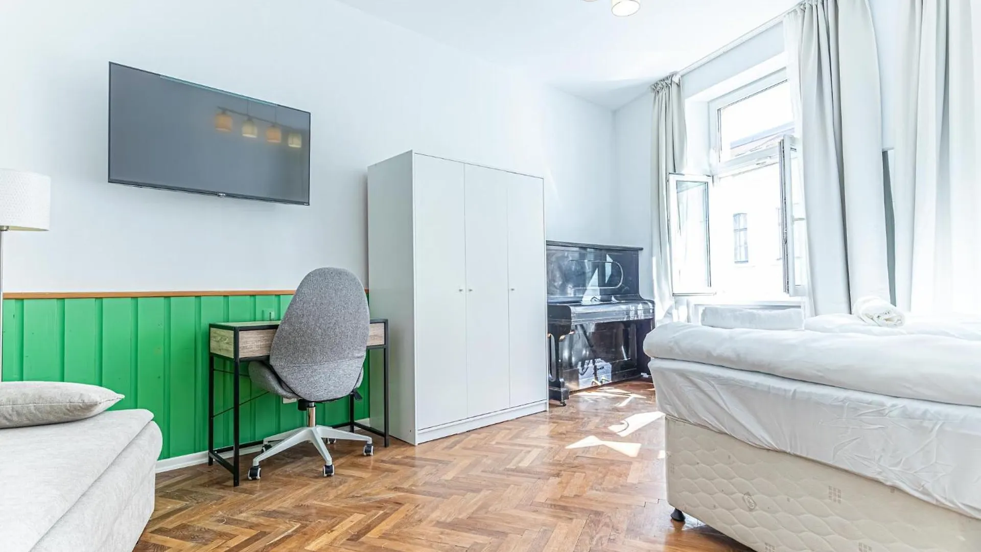 Amazing 3 Bedroom Apt, 15 Min To Landstrasse Hub Вена