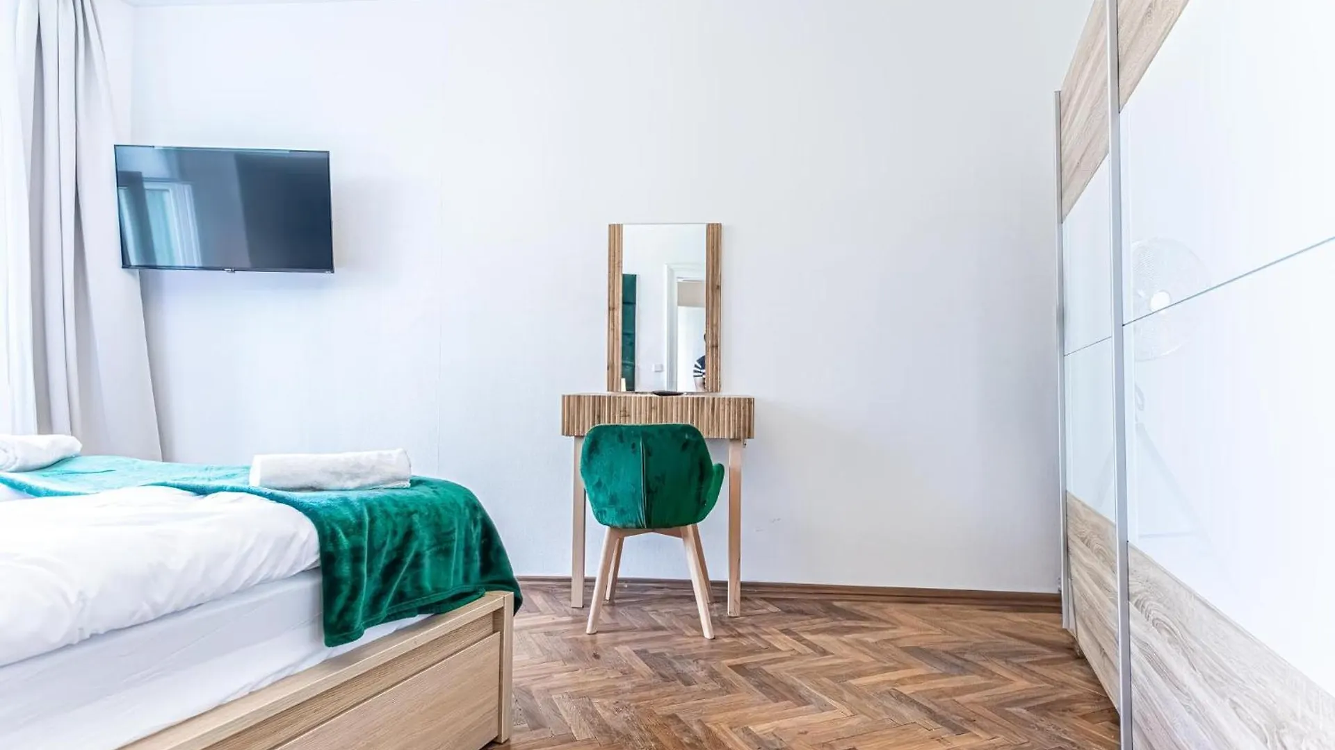Amazing 3 Bedroom Apt, 15 Min To Landstrasse Hub Вена 0*,  Австрия