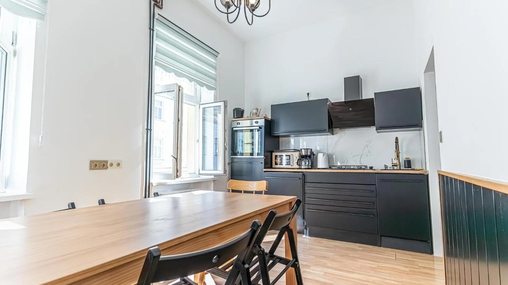 Amazing 3 Bedroom Apt, 15 Min To Landstrasse Hub Вена