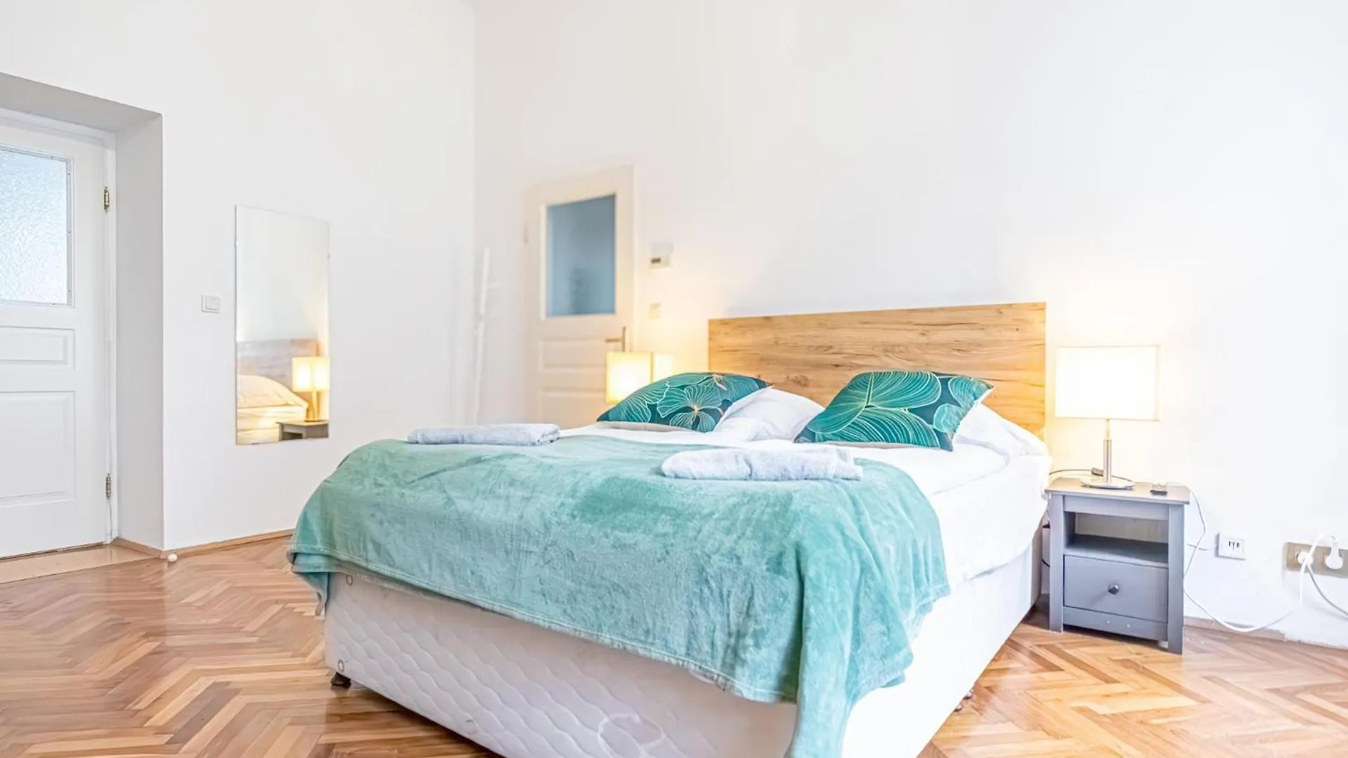 Amazing 3 Bedroom Apt, 15 Min To Landstrasse Hub Вена