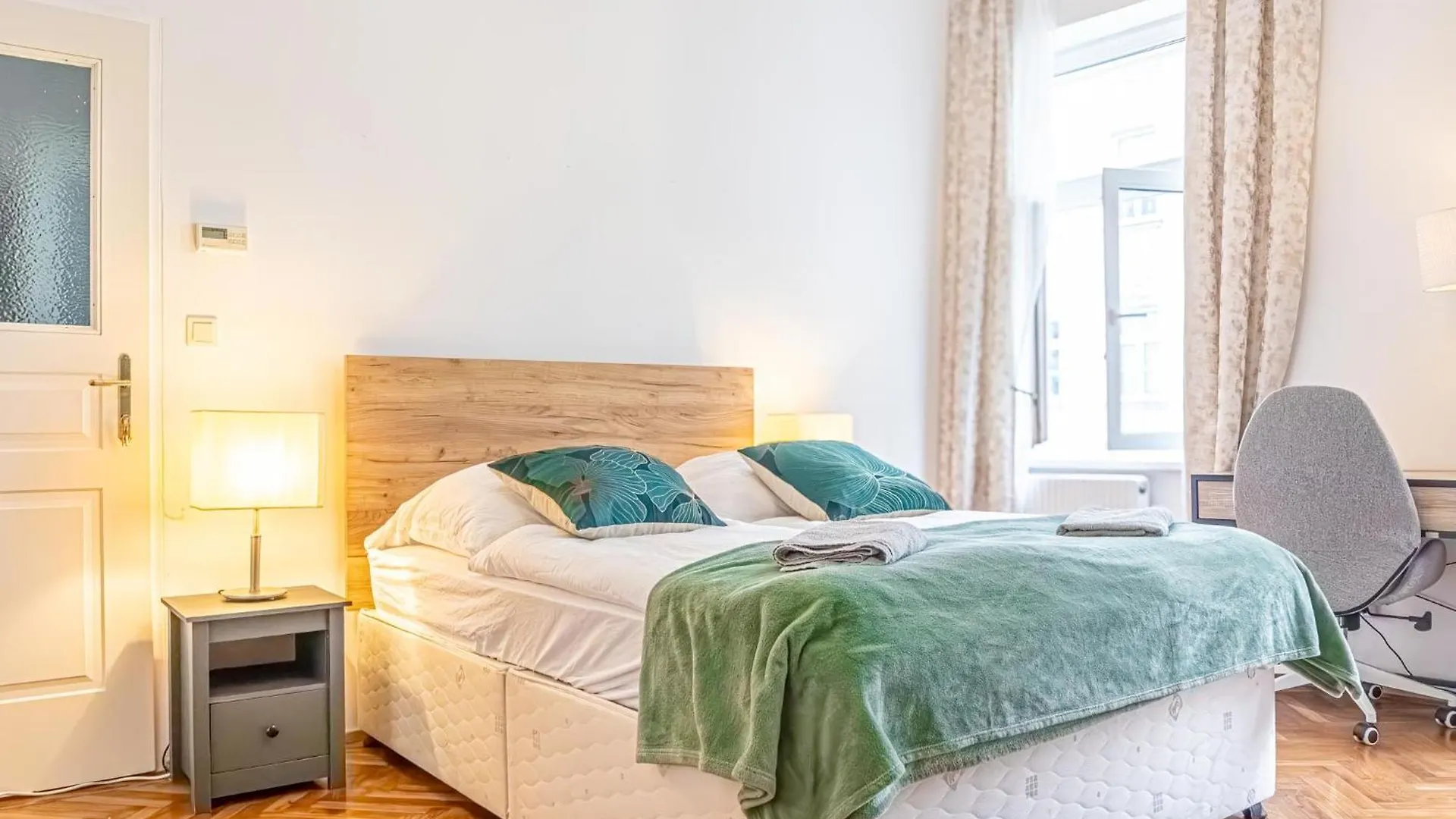Amazing 3 Bedroom Apt, 15 Min To Landstrasse Hub Wiedeń
