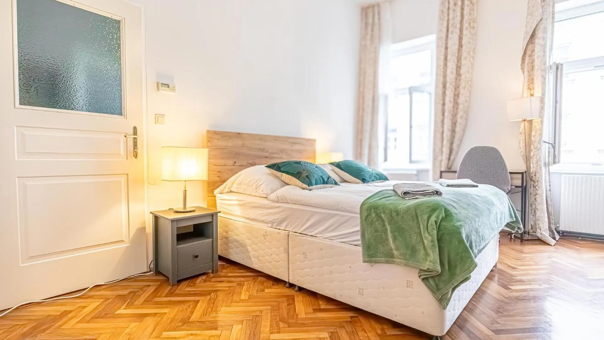 Amazing 3 Bedroom Apt, 15 Min To Landstrasse Hub Wiedeń 0*,  Austria